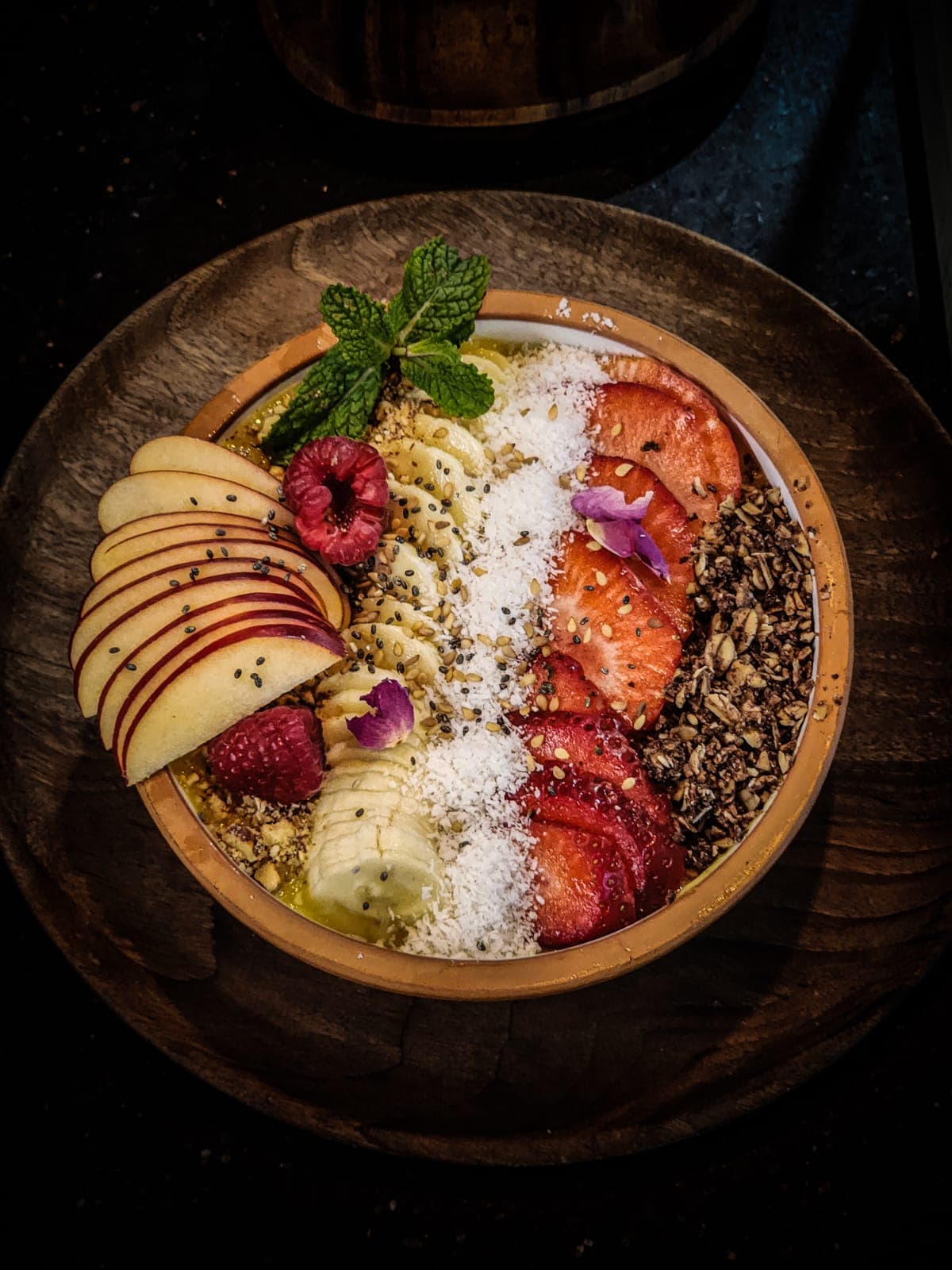 Smoothie bowl, éventail de pomme et fruits rouges