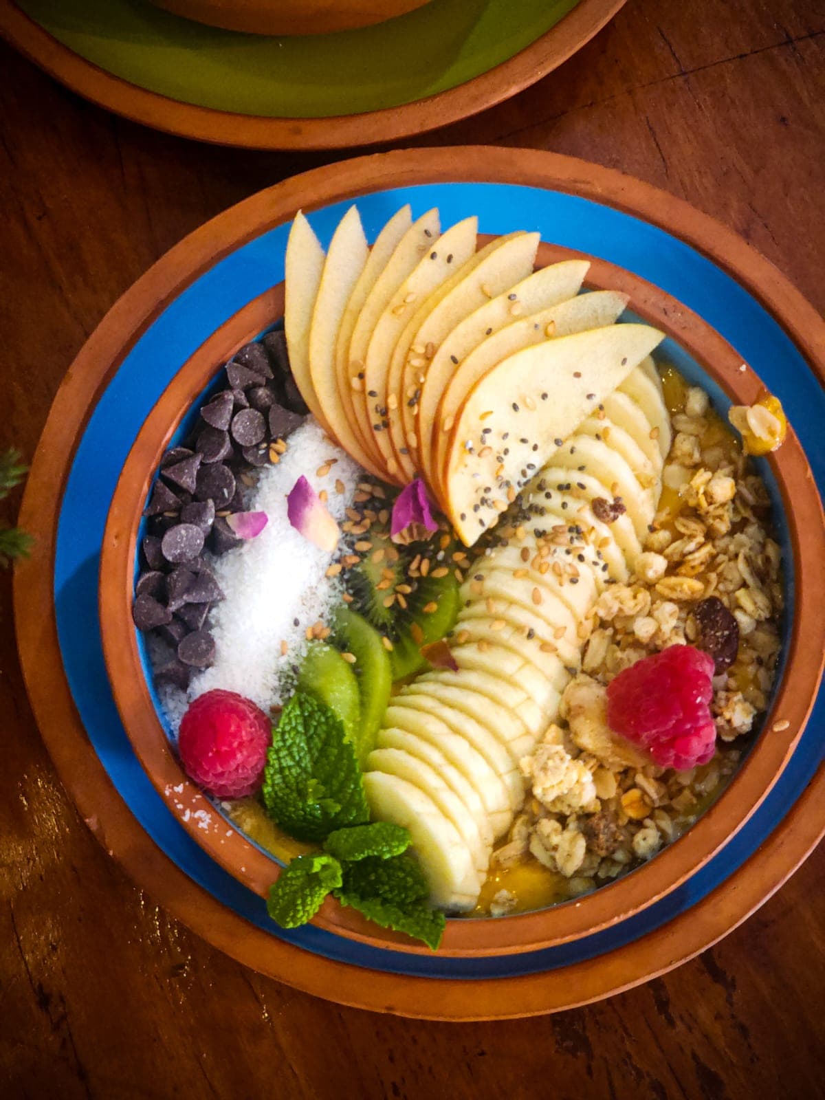Smoothie bowl, fruits frais et graines
