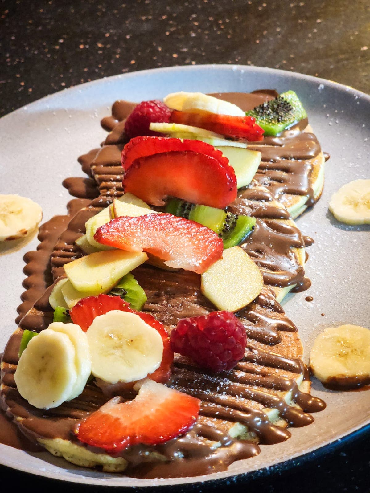 Crêpe garnie : chocolat, fruits frais et fruits secs