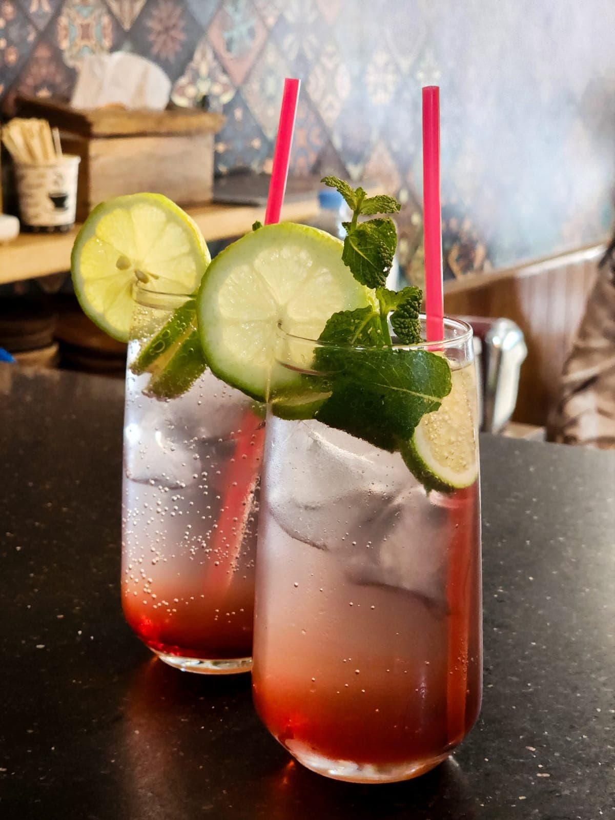 Boissons glacées au concombre et citron vert