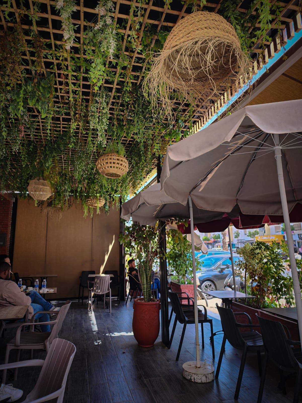 La terrasse de jour, sous les plantes